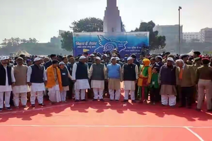 फोटो~राजधानी पटना के गांधी मैदान में निर्मित मानव श्रृंखला में शामिल सीएम नीतीश कुमार, विधानसभाध्यक्ष विजय कुमार चौधरी और राजद सुप्रीमों लालू प्रसाद समेत सूबे के मंत्री एवं अधिकारी।