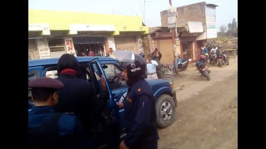 जनकपुर निवास पर डाॅ. सि. के. राउत को गिरफ्तार करके गाडी में बैठते पुलिस