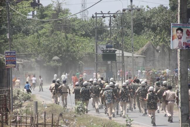 फोटो-घायल मजदूर, पुलिस द्वारा चलायी गयी गोली, आगजनी करते लोग एवं आंदोलनकारियों को खदेड़ती पुलिस।