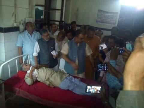 फोटो~सदर अस्पताल में घायलों से मिलते सुशील कुमार मोदी।