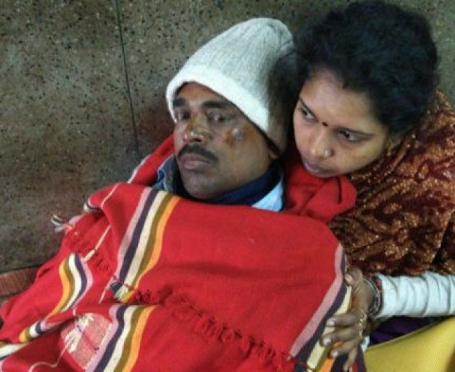 6.7 तीव्रता के भूकंप की वजह से कई इमारतों में दरारें आ गई हैं.