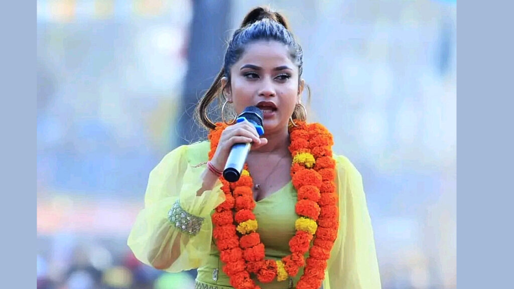 Singer-Elina-Chauhan-accused-of-theft